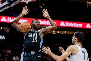 Clint Capela (15) au dunk devant Santi Aldama. KEYSTONE/EPA/ERIK S. LESSER